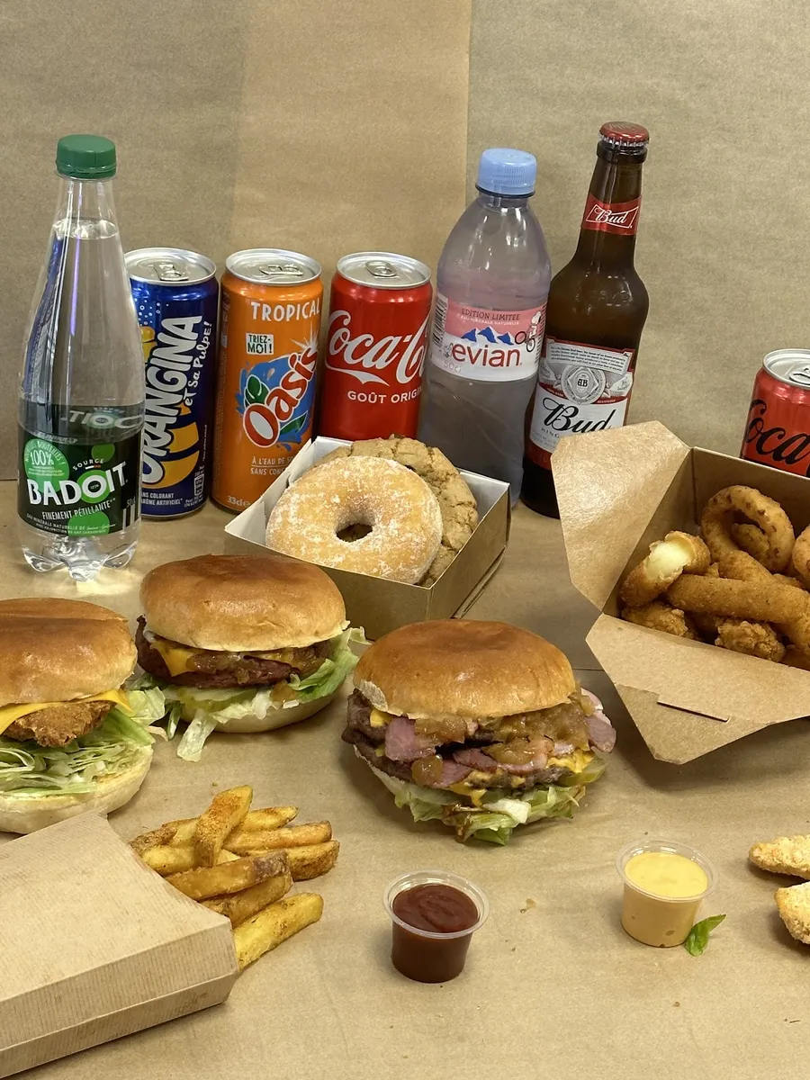 Assortiment généreux de burgers, frites et boissons — The American Good Burger Lyon